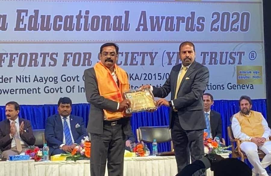 ಬೆಂಗಳೂರಿನಲ್ಲಿ ಈಚೆಗೆ ನಡೆದ ಕಾರ್ಯಕ್ರಮದಲ್ಲಿ ಔರಾದ್‌ನ ಡಾ.ಕಾವ್ಯಕಿಶೋರ್ ಅವರಿಗೆ ಅತ್ಯುತ್ತಮ ಶೈಕ್ಷಣಿಕ ಸಲಹೆಗಾರ ಪ್ರಶಸ್ತಿ ಪ್ರದಾನ ಮಾಡಲಾಯಿತು