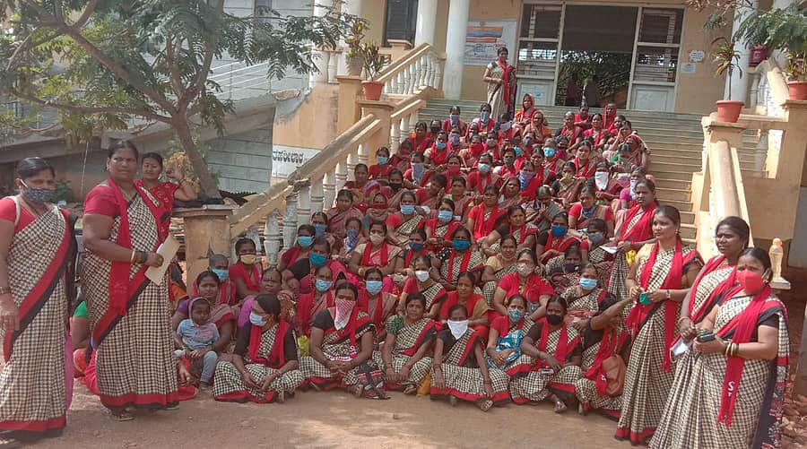 ನರಗುಂದದಲ್ಲಿ ಅಂಗನವಾಡಿ ಕಾರ್ಯಕರ್ತೆ ಹಾಗೂ ಸಹಾಯಕಿಯರು ಸರ್ಕಾರದ ಕಾರ್ಮಿಕ ವಿರೋಧಿ ನೀತಿ ಖಂಡಿಸಿ ಶುಕ್ರವಾರ ಪ್ರತಿಭಟನೆ ನಡೆಸಿದರು