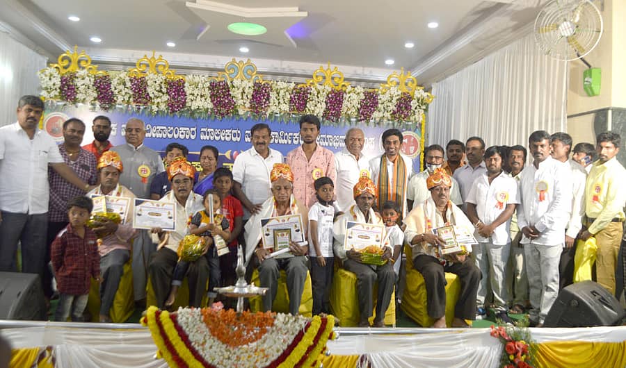 ಧ್ವನಿವರ್ಧಕ ಮಾಲೀಕರು ಮತ್ತು ಕಾರ್ಮಿಕರನ್ನು ಅಭಿನಂದಿಸಲಾಯಿತು