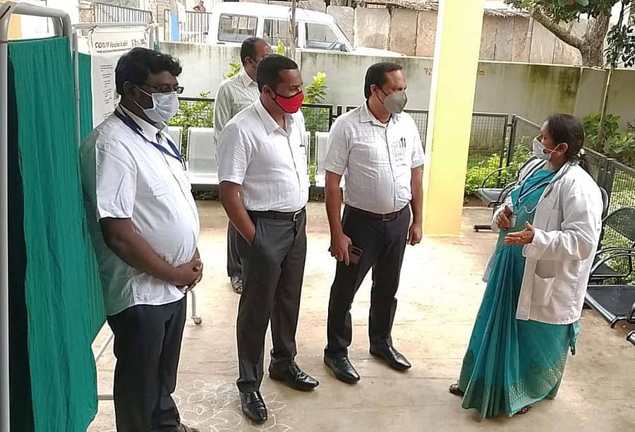 ಮಾಲೂರು ತಾಲ್ಲೂಕಿನ ದೊಡ್ಡ ಶಿವಾರ ಪ್ರಾಥಮಿಕ ಆರೋಗ್ಯ ಕೇಂದ್ರದಲ್ಲಿ ಕೋವಿಡ್ ಲಸಿಕೆ ಹಾಕುವ ಬಗ್ಗೆ ಆರೋಗ್ಯ ಇಲಾಖೆ ಹಮ್ಮಿಕೊಂಡಿದ್ದ ಅಣಕು ಪ್ರದರ್ಶನ ಕಾರ್ಯಕ್ರವನ್ನು ತಹಶೀಲ್ದಾರ್ ಮಂಜುನಾಥ್ ವಿಕ್ಷಿಸಿದರು