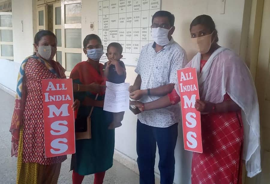 ಎಐಎಂಎಸ್ಎಸ್ ಮಹಿಳಾ ಸಂಘಟನೆ ಕಾರ್ಯಕರ್ತೆಯರು ಜಿಲ್ಲಾಧಿಕಾರಿ ಕಚೇರಿ ಅಧಿಕಾರಿಗೆ ಮನವಿ ಸಲ್ಲಿಸಿದರು