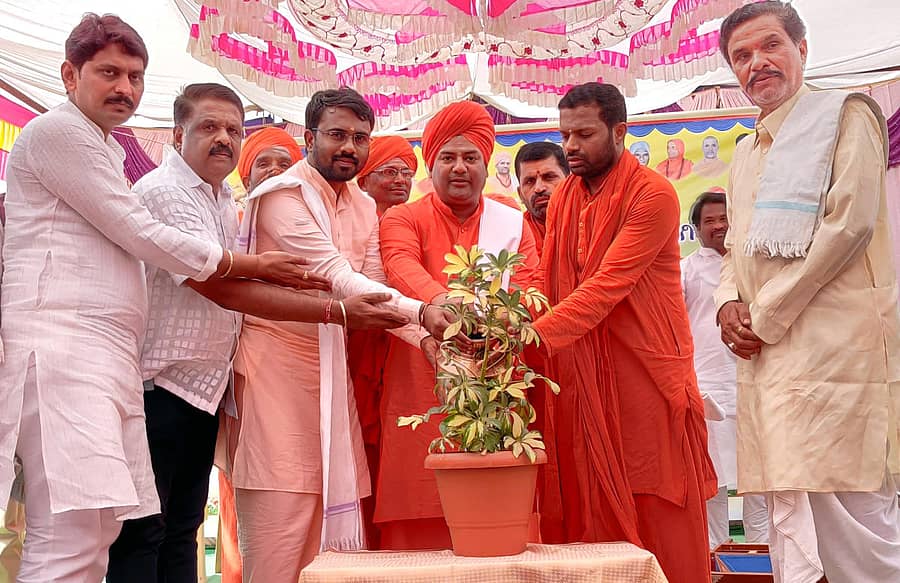 ತೆಲಸಂಗ ಗ್ರಾಮದಲ್ಲಿ ಹನುಮಾನ ದೇವರ ದೇವಸ್ಥಾನ ಮೂರ್ತಿ ಪ್ರತಿಷ್ಠಾಪನೆ ಮತ್ತು  ಕಳಸಾರೋಹಣ ಅಂಗವಾಗಿ ಹಮ್ಮಿಕೊಂಡಿದ್ದ ಧರ್ಮಸಭೆಯನ್ನು ಶ್ರೀಗಳು ಉದ್ಘಾಟಿಸಿದರು