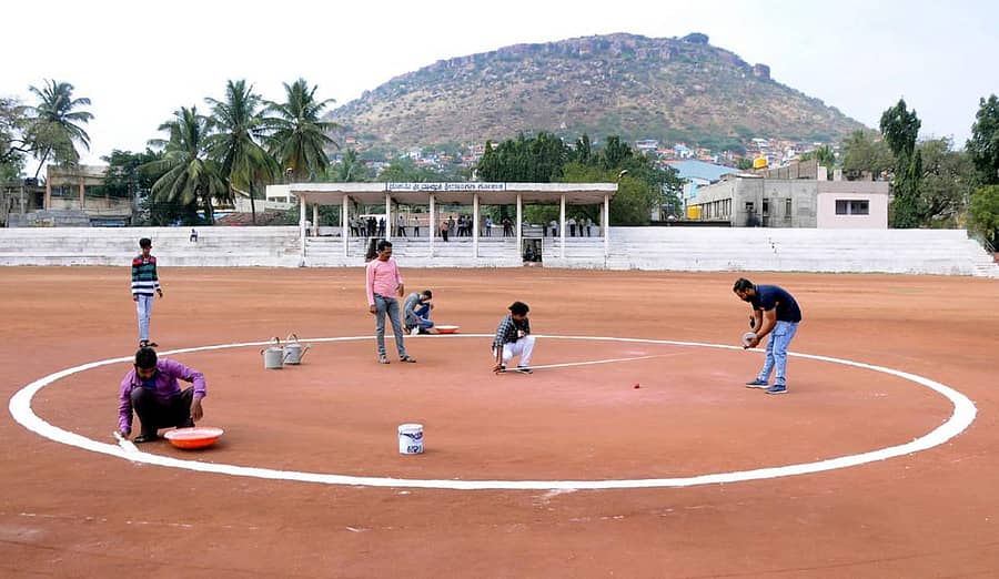 ಗೋಕಾಕದ ಮಹರ್ಷಿ ವಾಲ್ಮೀಕಿ ಕ್ರೀಡಾಂಗಣದಲ್ಲಿ ರಾಜ್ಯಮಟ್ಟದ ಪ್ರಬಂಧ ಮತ್ತು ಭಾಷಣ ಸ್ಪರ್ಧೆ ವಿಜೇತರಿಗೆ ಹೆಲಿಕಾಪ್ಟರ್ ವಿಹಾರ ಕಲ್ಪಿಸಲು ಶನಿವಾರ ಹೆಲಿಪ್ಯಾಡ್ ಸಿದ್ಧತೆ ನಡೆಸಲಾಯಿತು