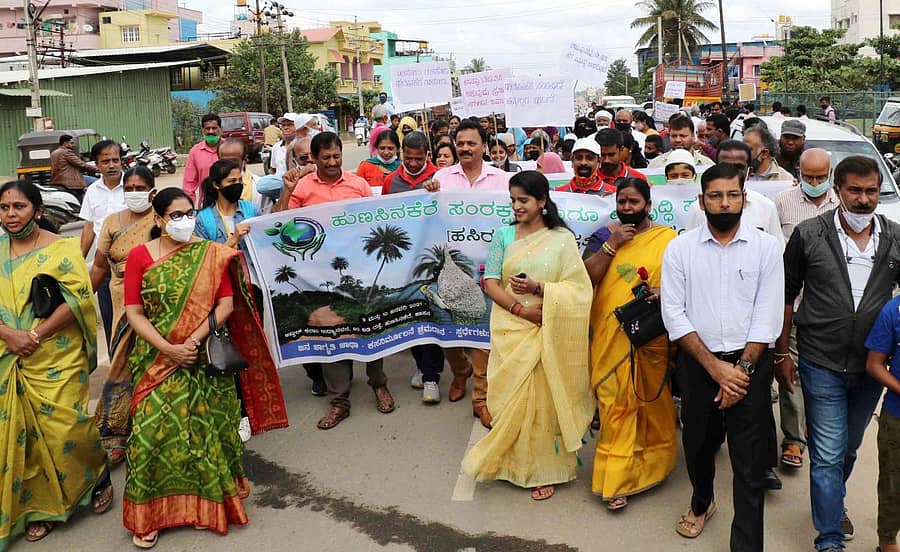 ಹಾಸನ ನಗರದ ಪ್ರಮುಖ ರಸ್ತೆಗಳಲ್ಲಿ ‘ಹುಣಸಿನಕೆರೆ ಹಬ್ಬದ ಜಾಗೃತಿ ಜಾಥಾ’ ನಡೆಯಿತು