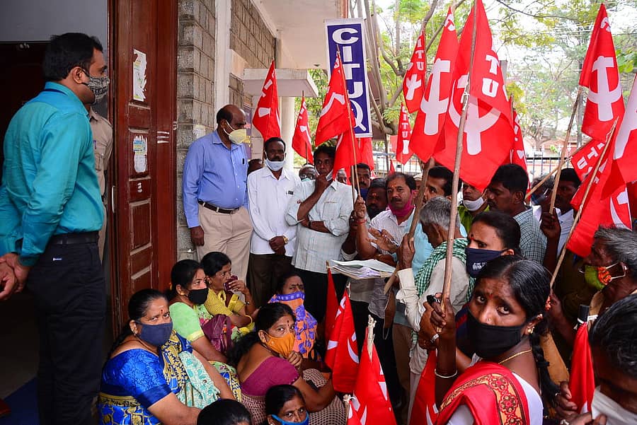ತುಮಕೂರು ಜಿಲ್ಲಾ ಕಾರ್ಮಿಕರ ಅಧಿಕಾರಿ ಕಚೇರಿ ಎದುರು ಕಾರ್ಮಿಕರು ಪ್ರತಿಭಟನೆ ನಡೆಸಿದರು
