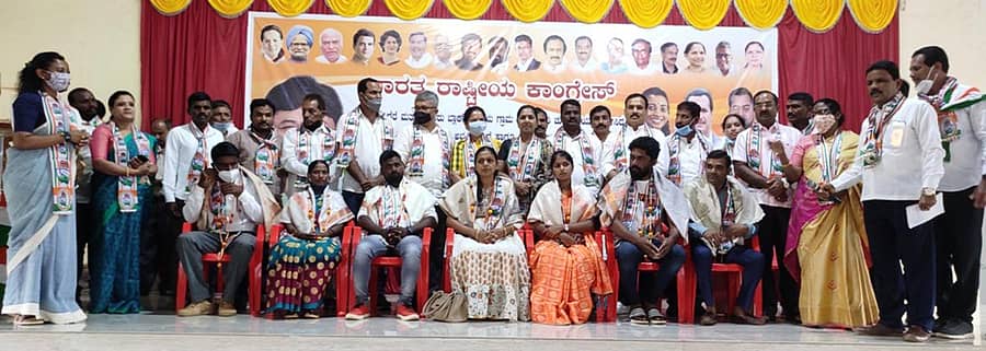 ಗ್ರಾಮ ಪಂಚಾಯಿತಿಗಳ ನೂತನ ಸದಸ್ಯರಿಗೆ ಹಾಗೂ ಪರಾಜಿತ ಅಭ್ಯರ್ಥಿಗಳಿಗೆ ಮೂಡಿಗೆರೆ ಪಟ್ಟಣದ ಪ್ರೀತಂ ಕಲ್ಯಾಣ ಮಂಟಪದಲ್ಲಿ ಬ್ಲಾಕ್ ಕಾಂಗ್ರೆಸ್ ವತಿಯಿಂದ ಶನಿವಾರ ಸನ್ಮಾನ ನಡೆಸಲಾಯಿತು.