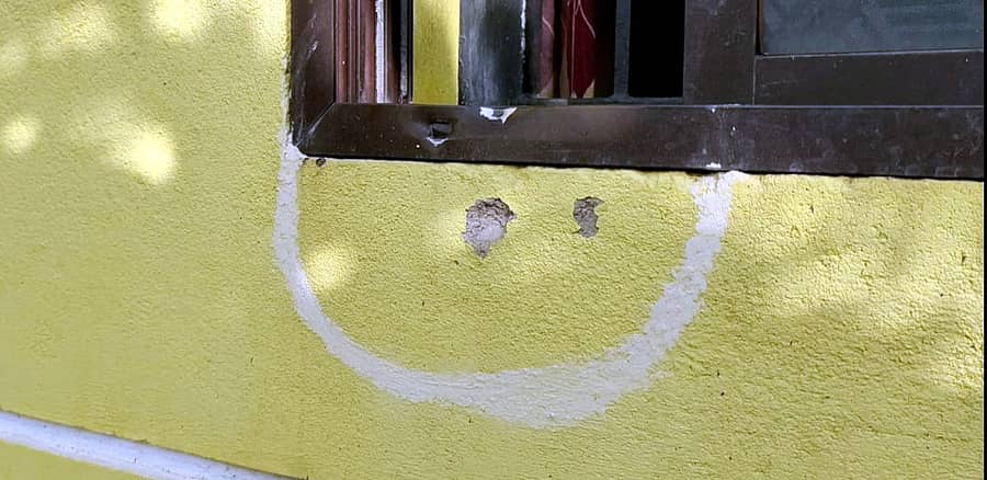 ಅಂಕೋಲಾ ತಾಲ್ಲೂಕಿನ ಅವರ್ಸಾದಲ್ಲಿ ಮನೆಯ ಗೋಡೆಗೆ ಗುಂಡುಗಳು ತಗುಲಿರುವುದು