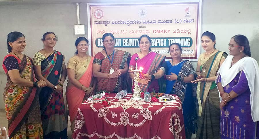 ಗದಗ-ಬೆಟಗೇರಿ ಇನ್ನರ್ ವ್ಹೀಲ್ ಮಿಡ್ಟೌನ್ ಕ್ಲಬ್ ಅಧ್ಯಕ್ಷೆ ಅನುಪಮಾ ಜೋಳದ ಬ್ಯೂಟಿ ಪಾರ್ಲರ್ ತರಬೇತಿ ಶಿಬಿರ ಉದ್ಘಾಟಿಸಿದರು