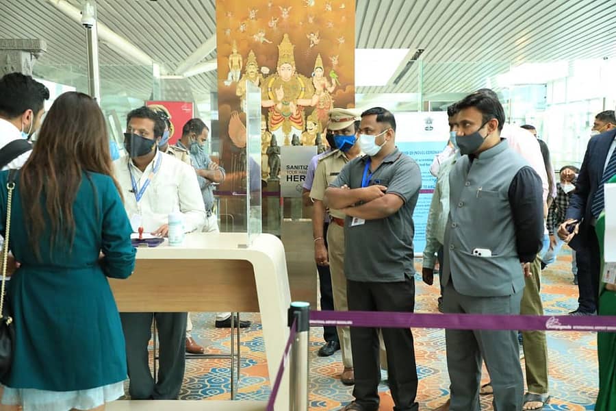 ಕೆಂಪೇಗೌಡ ಅಂತರರಾಷ್ಟ್ರೀಯ ವಿಮಾನ ನಿಲ್ದಾಣದಲ್ಲಿ ಬ್ರಿಟನ್‌ ಪ್ರಯಾಣಿಕರ ತಪಾಸಣೆಗೆ ಮಾಡಿಕೊಳ್ಳಲಾಗಿರುವ ಸಿದ್ಧತೆಯನ್ನು ಡಾ.ಕೆ. ಸುಧಾಕರ್ ಪರಿಶೀಲಿಸಿದರು.