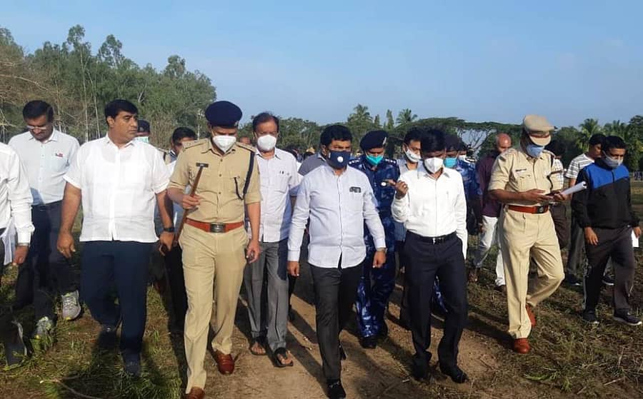 ಭದ್ರಾವತಿ ಆರ್ಎಎಫ್ ಘಟಕದ ಶಂಕುಸ್ಥಾಪನಾ ಸಮಾರಂಭದ ಸ್ಥಳಕ್ಕೆ ಸಂಸದ ಬಿ.ವೈ. ರಾಘವೇಂದ್ರ ಶನಿವಾರ ಭೇಟಿ ನೀಡಿ ಪರಿಶೀಲನೆ ನಡೆಸಿದರು.