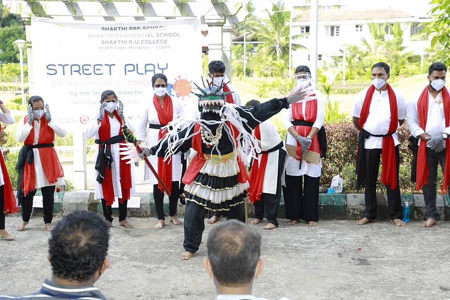 ಮಂಗಳೂರಿನ ದತ್ತನಗರ ಕಸ್ಟಮ್ಸ್ ಕಾಲೊನಿಯಲ್ಲಿ ಶನಿವಾರ ಬೀದಿ ನಾಟಕ ಪ್ರದರ್ಶನ ನಡೆಯಿತು.
