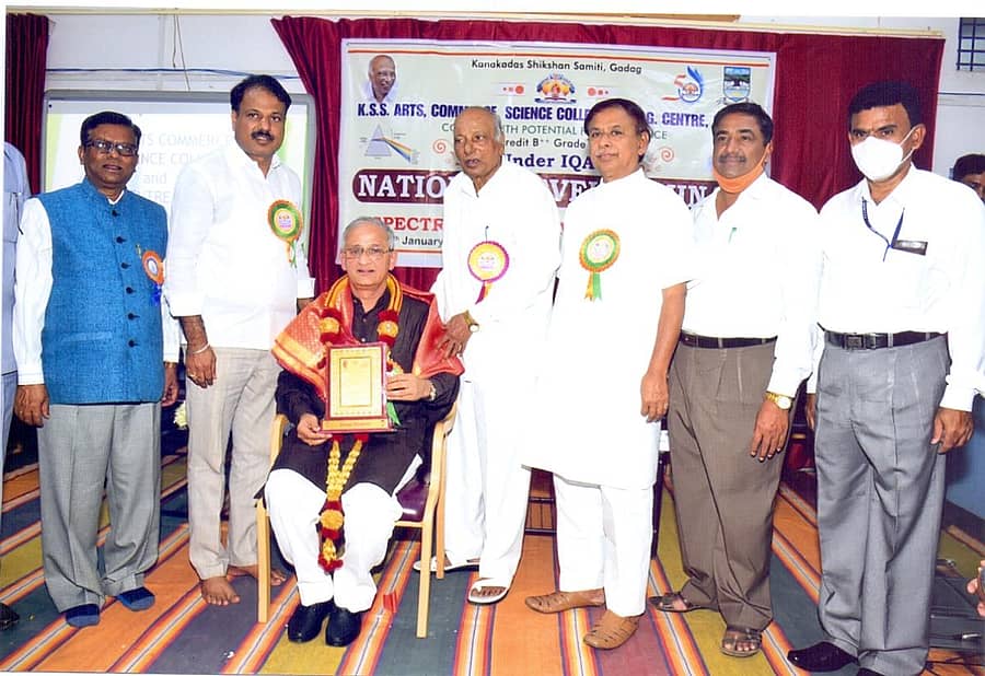 ಗದುಗಿನ ಕೆಎಸ್ಎಸ್ ಮಹಾವಿದ್ಯಾಲಯದ ಸ್ನಾತ್ತಕೋತ್ತರ ಅಧ್ಯಯನ ಕೇಂದ್ರದಲ್ಲಿ ಕ್ಯಾ. ಗಣೇಶ್ ಕಾರ್ಣಿಕ್ ಅವರನ್ನು ಸನ್ಮಾನಿಸಲಾಯಿತು.