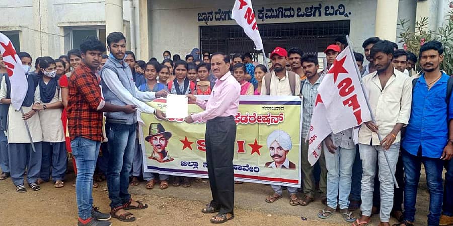 ಸೆಮಿಸ್ಟರ್ ಬದಲಾಗಿ ವಾರ್ಷಿಕ ಪರೀಕ್ಷೆಗಳನ್ನು ನಡೆಸಬೇಕು ಎಂದು ಒತ್ತಾಯಿಸಿ ಶನಿವಾರ ಎಸ್ಎಫ್ಐ ಮುಖಂಡರು ಗಾಂಧಿಪುರದ ಸರ್ಕಾರಿ ಪದವಿ ಕಾಲೇಜು ಪ್ರಾಂಶುಪಾಲ ಬಿ.ಡಿ.ಲಮಾಣಿ ಅವರಿಗೆ ಮನವಿ ಸಲ್ಲಿಸಿದರು