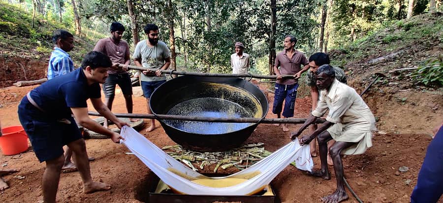 ಆಲೆಮನೆಯಲ್ಲಿ ಬೆಲ್ಲದ ತಯಾರಿ