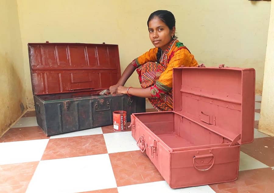 ಶಿಡ್ಲಘಟ್ಟ ತಾಲ್ಲೂಕಿನ ಅಪ್ಪೇಗೌಡನಹಳ್ಳಿಯ ಸಂಗೀತಾ ತಮ್ಮ ಮನೆಯಲ್ಲಿದ್ದ ಹಳೆಯ ಟ್ರಂಕುಗಳಿಗೆ ಬಣ್ಣ ಬಳಿಯುತ್ತಿರುವುದು