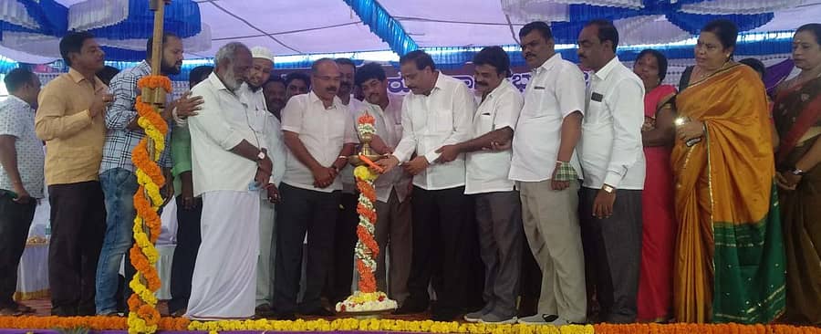 ಕಾರ್ಯಕ್ರಮವನ್ನು ಉದ್ಘಾಟಿಸಿದ ಕೆ.ಎಚ್.ಪಿ ಬಣದ ಮುಖಂಡರು