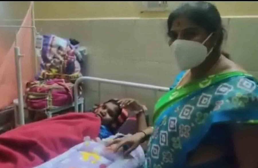 ಹಿರಿಯೂರಿನ ಸಾರ್ವಜನಿಕ ಆಸ್ಪತ್ರೆಗೆ ಶುಕ್ರವಾರ ರಾತ್ರಿ ದಿಢೀರ್ ಭೇಟಿ ನೀಡಿದ್ದ ಶಾಸಕಿ ಪೂರ್ಣಿಮಾ ಶ್ರೀನಿವಾಸ್ ಹೆರಿಗೆ ವಾರ್ಡ್‌ನಲ್ಲಿದ್ದ ಬಾಣಂತಿಯೊಬ್ಬರನ್ನು ಆಸ್ಪತ್ರೆ ವ್ಯವಸ್ಥೆ ಬಗ್ಗೆ ವಿಚಾರಿಸಿದರು