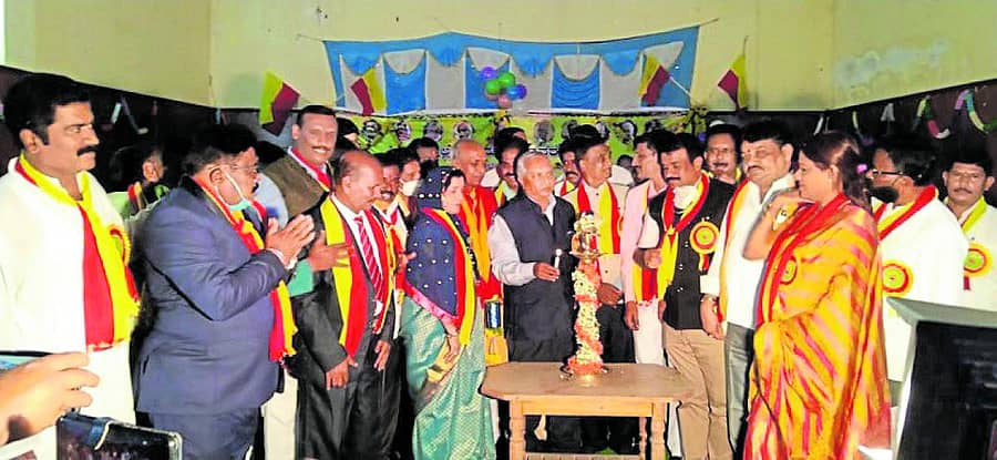 ಮುಳಬಾಗಿಲು ನಗರದ ಡಾ.ಡಿ.ವಿ.ಗುಂಡಪ್ಪ ಸುವರ್ಣ ಕನ್ನಡ ಗಡಿಭವನದಲ್ಲಿ ಶನಿವಾರ ನಡೆದ 7ನೇ ತಾಲ್ಲೂಕು ಕನ್ನಡ ಸಾಹಿತ್ಯ ಸಮ್ಮೇಳನವನ್ನು ಹೈಕೋರ್ಟ್‌ ನಿವೃತ್ತ ನ್ಯಾಯಮೂರ್ತಿ ಎಚ್.ಎನ್. ನಾಗಮೋಹನ್‌ದಾಸ್‌ ಉದ್ಫಾಟಿಸಿದರು