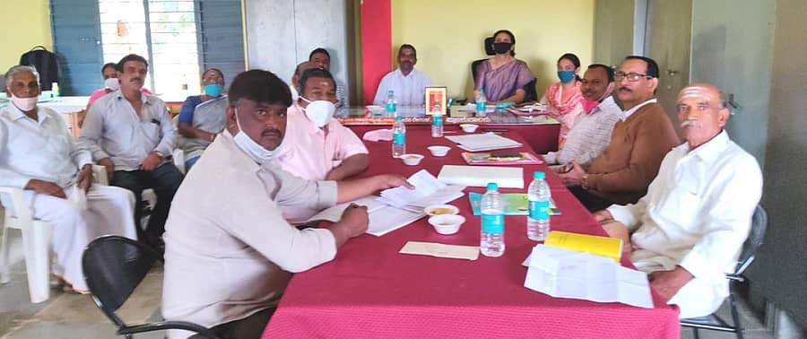 ಗುಡಿಬಂಡೆ ಸಮೀಪದ ಮಂಡಿಕಲ್ಲು ಗ್ರಾಮದಲ್ಲಿ ಕರ್ನಾಟಕ ಪಬ್ಲಿಕ್ ಶಾಲೆಯ ಶಾಲಾಭಿವೃದ್ಧಿ ಸಮಿತಿ ಸಭೆ ನಡೆಯಿತು