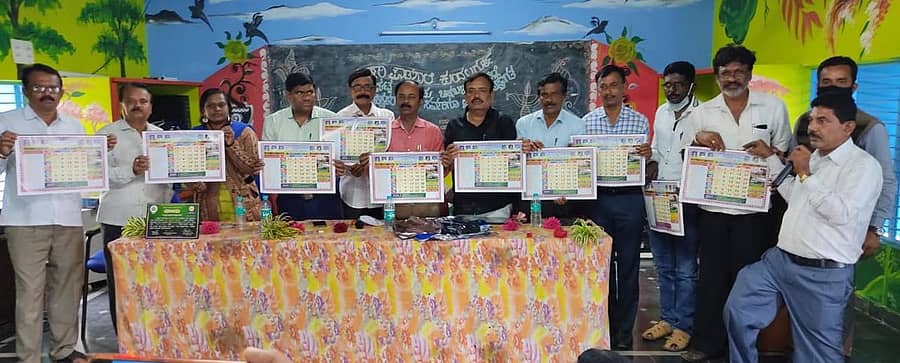 ಶಿಡ್ಲಘಟ್ಟ ತಾಲ್ಲೂಕಿನ ಕುಂದಲಗುರ್ಕಿ ಸರ್ಕಾರಿ ಪ್ರೌಢಶಾಲೆಯ ಸಭಾಂಗಣದಲ್ಲಿ ನಡೆದ ಕಾರ್ಯಕ್ರಮದಲ್ಲಿ ಪ್ರೌಢಶಾಲಾ ಸಹಶಿಕ್ಷಕರ ಸಂಘದ ದಿನದರ್ಶಿಕೆಯನ್ನು ಕ್ಷೇತ್ರ ಶಿಕ್ಷಣಾಧಿಕಾರಿ ಆರ್. ಶ್ರೀನಿವಾಸ್ ಬಿಡುಗಡೆಗೊಳಿಸಿದರು