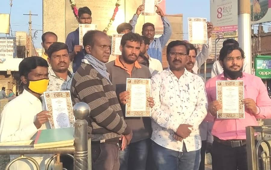 ರಾಜ್ಯ ಯುವ ಪ್ರಶಸ್ತಿ ಪುರಸ್ಕೃತ ಮಹೇಶ ಗೋರನಾಳಕರ್ ಅವರು ಹಮ್ಮಿಕೊಂಡಿರುವ ಮನೆ ಮನೆಗೆ ಸಂವಿಧಾನ ಜಾಗೃತಿ ಅಭಿಯಾನಕ್ಕೆ ಬೀದರ್ನ ಅಂಬೇಡ್ಕರ್ ವೃತ್ತದಲ್ಲಿ ಚಾಲನೆ ನೀಡಲಾಯಿತು