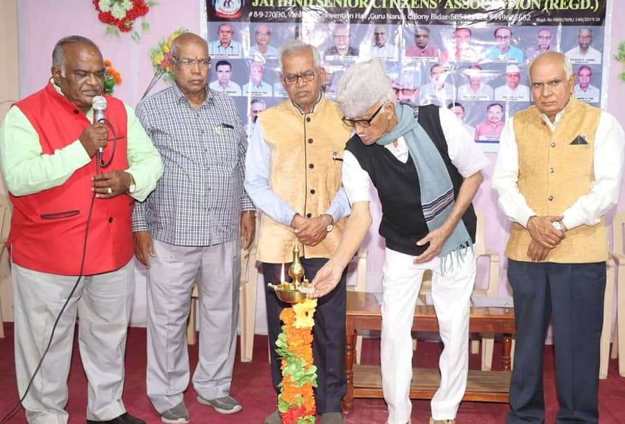 ಬೀದರ್‌ನಲ್ಲಿ ನಡೆದ ಜೈ ಹಿಂದ್ ಹಿರಿಯ ನಾಗರಿಕರ ಸಂಘದ ಕೊರೊನಾ ನಂತರದ ಸ್ನೇಹ ಮಿಲನ ಕಾರ್ಯಕ್ರಮವನ್ನು ನಿವೃತ್ತ ಪ್ರಾಚಾರ್ಯ ಪ್ರೊ. ದೇವೇಂದ್ರ ಕಮಲ್ ಉದ್ಘಾಟಿಸಿದರು