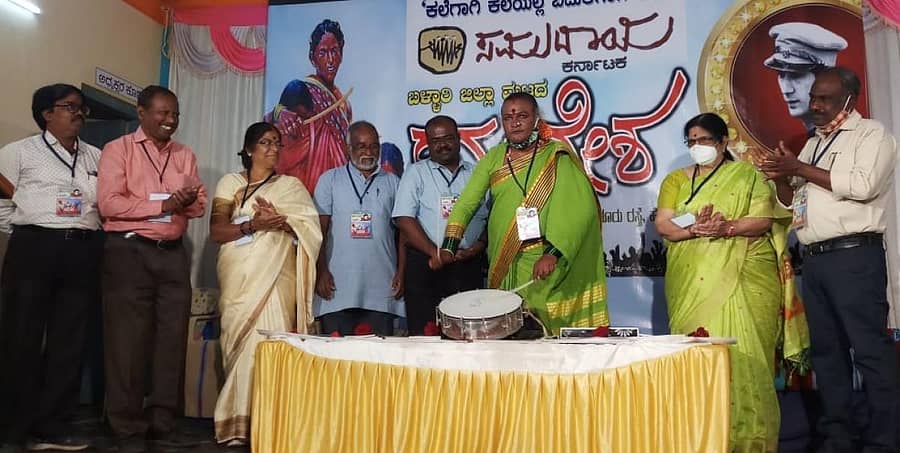 ಹೊಸಪೇಟೆಯಲ್ಲಿ ಭಾನುವಾರ ಏರ್ಪಡಿಸಿದ್ದ ‘ಸಮುದಾಯ ಕರ್ನಾಟಕ’ ಸಂಘಟನೆಯ ಬಳ್ಳಾರಿ ಜಿಲ್ಲಾಮಟ್ಟದ ಸಮಾವೇಶವನ್ನು ಕರ್ನಾಟಕ ಜಾನಪದ ಅಕಾಡೆಮಿ ಅಧ್ಯಕ್ಷೆ ಮಂಜಮ್ಮ ಜೋಗತಿ ಅವರು ತಮಟೆ ಬಾರಿಸಿ ಚಾಲನೆ ನೀಡಿದರು