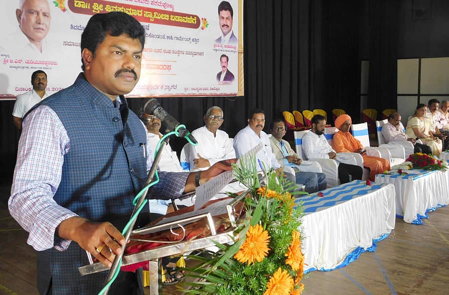 ಶಿಕಾರಿಪುರದ ಸಾಂಸ್ಕೃತಿಕ ಭವನದಲ್ಲಿ ಭಾನುವಾರ ನಡೆದ ಕಾರ್ಯಕ್ರಮದಲ್ಲಿ ಸಂಸದ ಬಿ.ವೈ. ರಾಘವೇಂದ್ರ ಮಾತನಾಡಿದರು