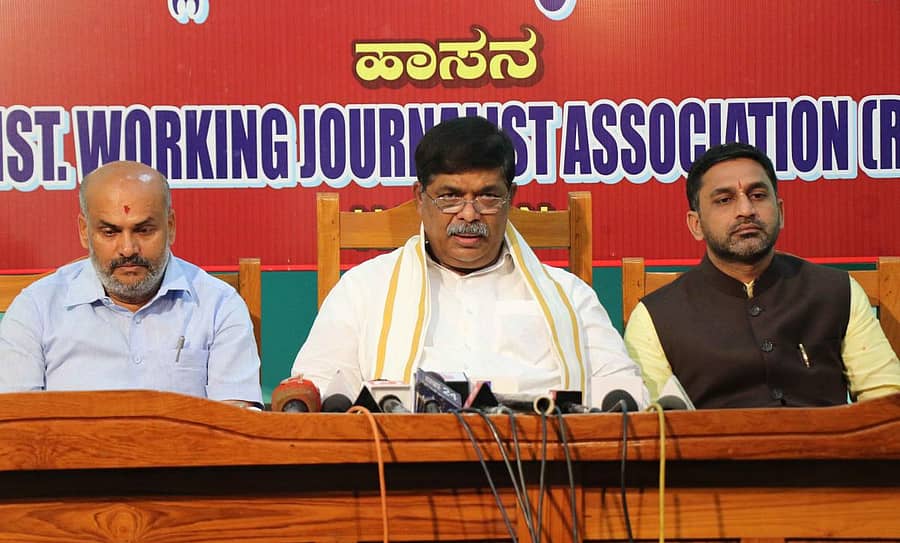 ಹಾಸನ ಉಸ್ತುವಾರಿ ಸಚಿವ ಕೆ.ಗೋಪಾಲಯ್ಯ ಮಾತನಾಡಿದರು. ಜಿಲ್ಲಾ ಘಟಕದ ಅಧ್ಯಕ್ಷ ಎಚ್.ಕೆ.ಸುರೇಶ್, ಶಾಸಕ ಪ್ರೀತಂ ಗೌಡ ಇದ್ದಾರೆ.