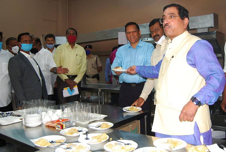 ಹುಬ್ಬಳ್ಳಿಯ ರೈಲ್ವೆ ನಿಲ್ದಾಣದಲ್ಲಿ ಭಾನುವಾರ ಕೇಂದ್ರ ಸಚಿವ ಪ್ರಲ್ಹಾದ ಜೋಶಿ ಐಆರ್ಸಿಟಿಸಿ ಕ್ಯಾಂಟೀನ್ ಉದ್ಘಾಟಿಸಿ ನೈರುತ್ಯ ರೈಲ್ವೆಯ ಪ್ರಧಾನ ವ್ಯವಸ್ಥಾಪಕ ಅಜಯಕುಮಾರ್ ಸಿಂಗ್ ಅವರಿಗೆ ಉಪಾಹಾರ ನೀಡಿದರು