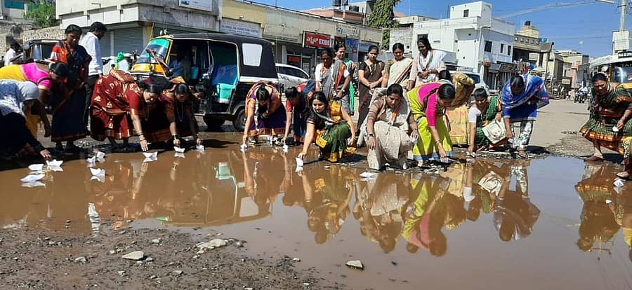 ವಿಜಯಪುರ ನಗರದಲ್ಲಿ ಬೃಹತ್ ಗುಂಡಿ ಬಿದ್ದು ನೀರು ತುಂಬಿಕೊಂಡಿರುವ ಜೋಡು ಗುಮ್ಮಟದ ಎದುರಿನ ರಸ್ತೆಯಲ್ಲಿ ಮಹಿಳಾ ಕಾಂಗ್ರೆಸ್‌ ಕಾರ್ಯಕರ್ತೆಯರು ಕಾಗದದ ದೋಣಿಗಳನ್ನು ತೇಲಿಬಿಡುವ ಮೂಲಕ ವಿನೂತನವಾಗಿ ಪ್ರತಿಭಟಿಸಿದರು