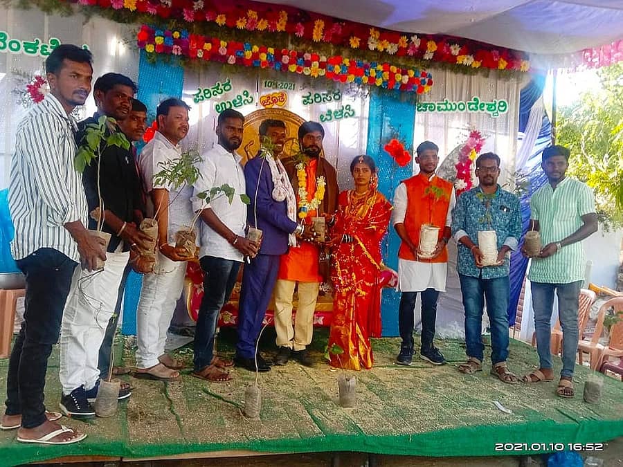 ಯರಗೋಳ ಸಮೀಪದ ಬೆಳಗೇರಾ ಗ್ರಾಮದಲ್ಲಿ ಮದುವೆ ಸಮಾರಂಭದಲ್ಲಿ ಗಿಡಗಳನ್ನು ವಿತರಿಸಲಾಯಿತು