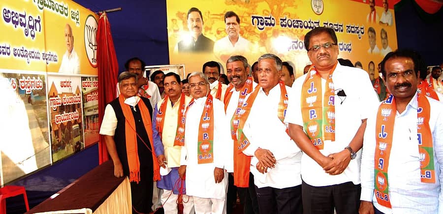 ಹುಬ್ಬಳ್ಳಿಯಲ್ಲಿ ಭಾನುವಾರ ನಡೆದ ಜನಸೇವಕ್ ಸಮಾವೇಶದಲ್ಲಿ ಹಳ್ಳಿಗಳ ಸಮಗ್ರ ಅಭಿವೃದ್ಧಿಗೆ ದೀನ್ದಯಾಳ್ ಉಪಾಧ್ಯಾಯ ಅವರ ಅಂತ್ಯೋದಯ ಕಲ್ಪನೆಗಳ ನಾಮಫಲಕವನ್ನು ಕೇಂದ್ರ ಸಚಿವ ಪ್ರಲ್ಹಾದ ಜೋಶಿ, ಉಪಮುಖ್ಯಮಂತ್ರಿ ಗೋವಿಂದ ಕಾರಜೋಳ ಹಾಗೂ ಜಿಲ್ಲಾ ಉಸ್ತುವಾರಿ ಸಚಿವ ಜಗದೀಶ ಶೆಟ್ಟರ್ ಹಾಗೂ ಇತರ ನಾಯಕರು ಅನಾವರಣ ಮಾಡಿದರು