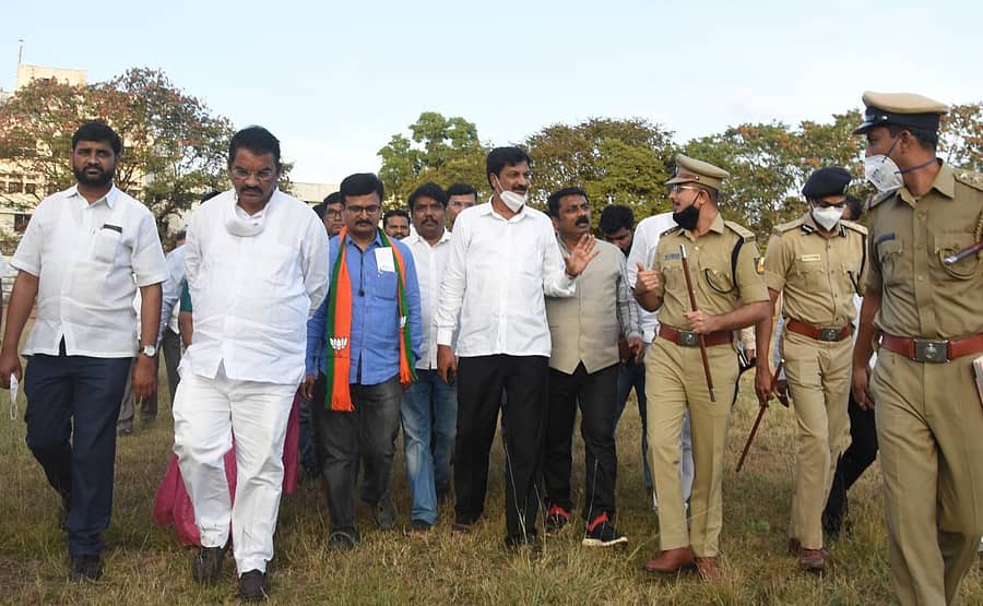 ಬಿಜೆಪಿಯಿಂದ ಜನಸೇವಕ ಸಮಾವೇಶದ ಸಮಾರೋಪ ಸಮಾರಂಭ ಹಮ್ಮಿಕೊಂಡಿರುವ ಬೆಳಗಾವಿಯ ಜಿಲ್ಲಾ ಕ್ರೀಡಾಂಗಣವನ್ನು ಜಿಲ್ಲಾ ಉಸ್ತುವಾರಿ ಸಚಿವ ರಮೇಶ ಜಾರಕಿಹೊಳಿ ಭಾನುವಾರ ವೀಕ್ಷಿಸಿದರುಪ್ರಜಾವಾಣಿ ಚಿತ್ರ