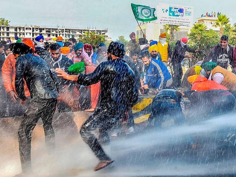 ಪ್ರತಿಭಟನಾ ನಿರತ ರೈತರನ್ನು ಚದುರಿಸಲು ಜಲಫಿರಂಗಿ ಪ್ರಯೋಗಿಸುತ್ತಿರುವ ಪೊಲೀಸರು (ಪಿಟಿಐ)