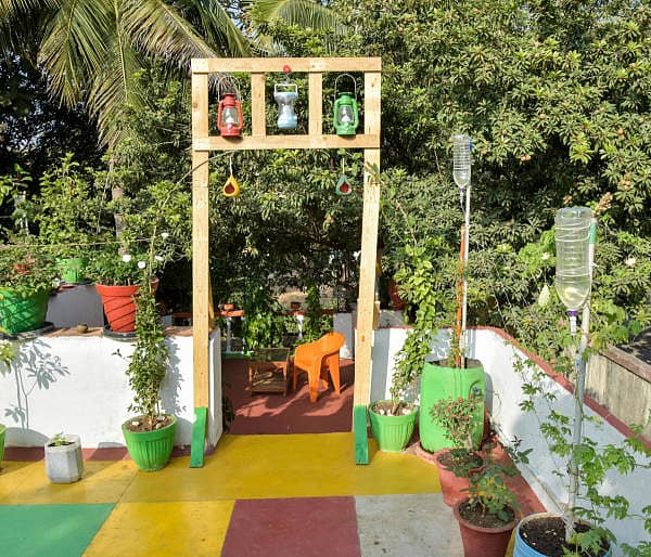 ಡಾ.ಎಂ.ಆರ್.ಪೂಜಾರಿ ನಿವಾಸದ ಮೇಲೆ ಬೆಳಸಿರುವ ಗಿಡಮರ ಮತ್ತು ವಿಶ್ರಾಂತಿ ಸ್ಥಳಪ್ರಜಾವಾಣಿ ಚಿತ್ರಗಳು/ ಪ್ರಶಾಂತ್ ಎಚ್.ಜಿ.