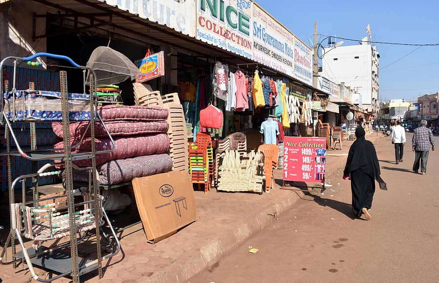 ಬೀದರ್‌ನ ಓಲ್ಡ್‌ಸಿಟಿಯಲ್ಲಿ ಪಾದಚಾರಿ ರಸ್ತೆಗಳ ಮೇಲೆ ಅಂಗಡಿಗಳ ಮಾಲೀಕರು ಗಾದಿ, ಕುರ್ಚಿ ಹಾಗೂ ಬಟ್ಟೆಗಳನ್ನು ಇಟ್ಟಿದ್ದಾರೆ