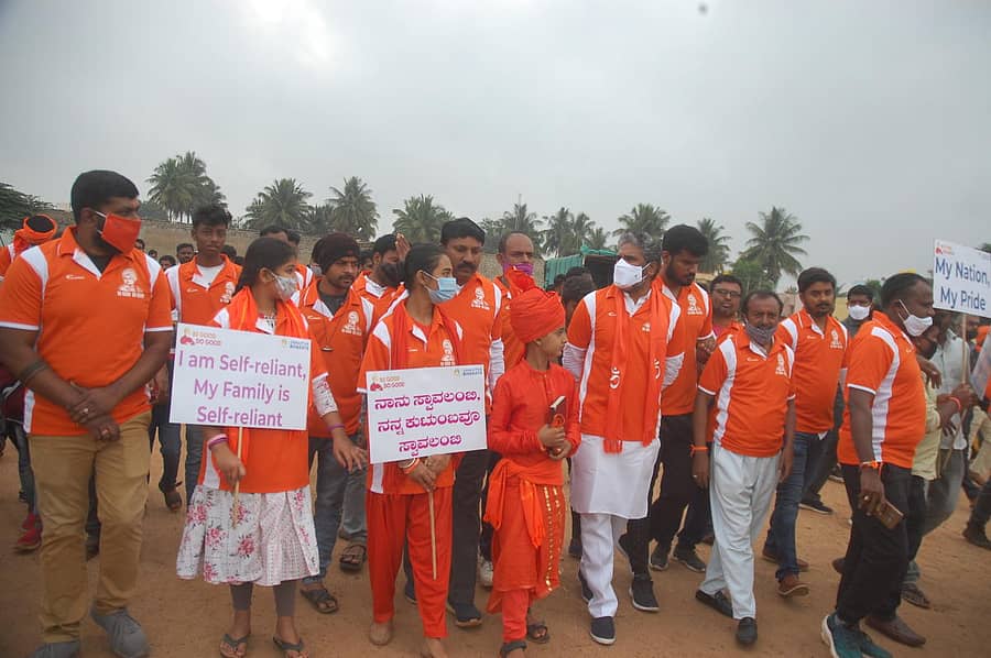 ಕೋಲಾರದಲ್ಲಿ ಭಾನುವಾರ ಯುವಮೋರ್ಚಾ ಸದಸ್ಯರು ಏರ್ಪಡಿಸಿದ್ದ ಕಾಲ್ನಡಿಗೆ ಜಾಥದಲ್ಲಿ ಸಂಸದ ಎಸ್.ಮುನಿಸ್ವಾಮಿ ಪಾಲ್ಗೊಂಡಿದ್ದರು