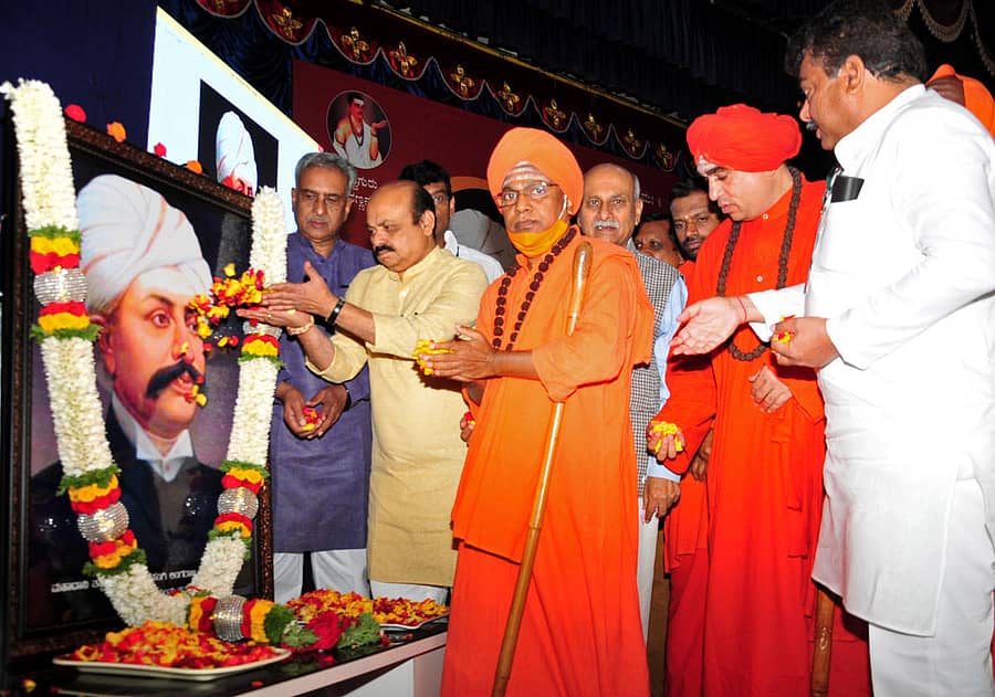 ಸಿರಸಂಗಿ ಲಿಂಗರಾಜರ ಭಾವಚಿತ್ರಕ್ಕೆ (ಎಡದಿಂದ) ಬಸವರಾಜ ಹೊರಟ್ಟಿ, ಬಸವರಾಜ ಬೊಮ್ಮಾಯಿ, ತೋಂಟದ ಸಿದ್ಧರಾಮ ಸ್ವಾಮೀಜಿ, ಬಸವಜಯ ಮೃತ್ಯುಂಜಯ ಸ್ವಾಮೀಜಿ, ಪ್ರಭಾಕರ ಕೋರೆ, ಎಂ.ಬಿ.ಪಾಟೀಲ ಪುಷ್ಪನಮನ ಸಲ್ಲಿಸಿದರು.