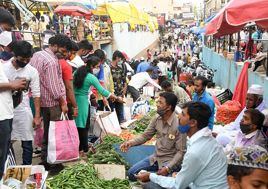 ಕೆ.ಆರ್.ಮಾರುಕಟ್ಟೆಯ ತರಕಾರಿ ಅಂಗಡಿಗಳ ಬಳಿ ಭಾನುವಾರ ನೆರೆದಿದ್ದ ಗ್ರಾಹಕರು –ಪ್ರಜಾವಾಣಿ ಚಿತ್ರ
