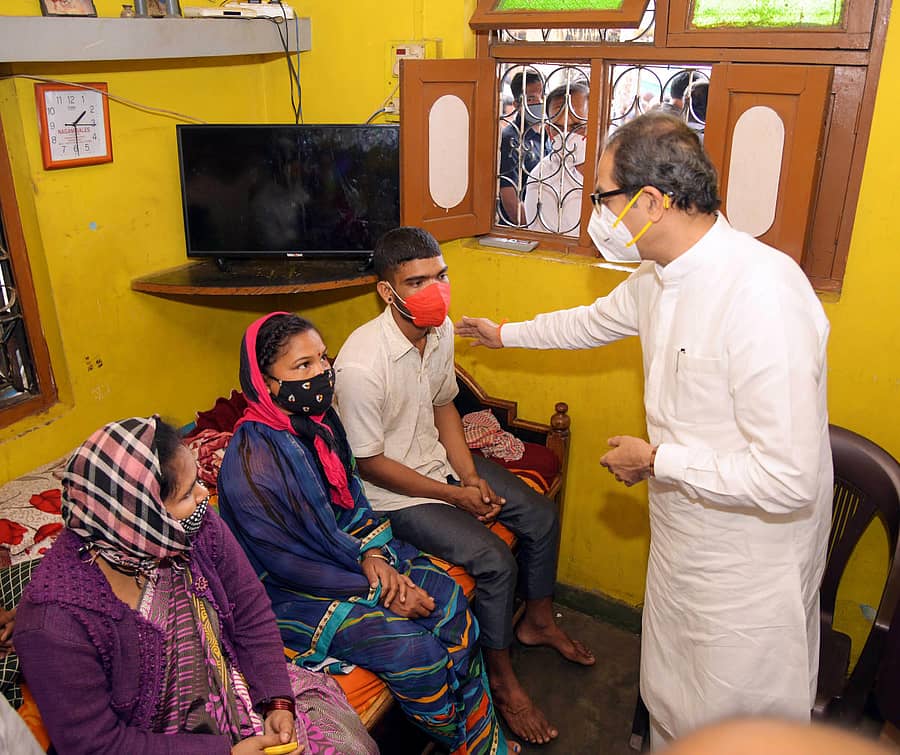 ಬೆಂಕಿ ದುರಂತದಲ್ಲಿ ಮಕ್ಕಳನ್ನು ಕಳೆದುಕೊಂಡ ಪೋಷಕರನ್ನು ಭೇಟಿಯಾದ ಉದ್ಧವ್ ಠಾಕ್ರೆ