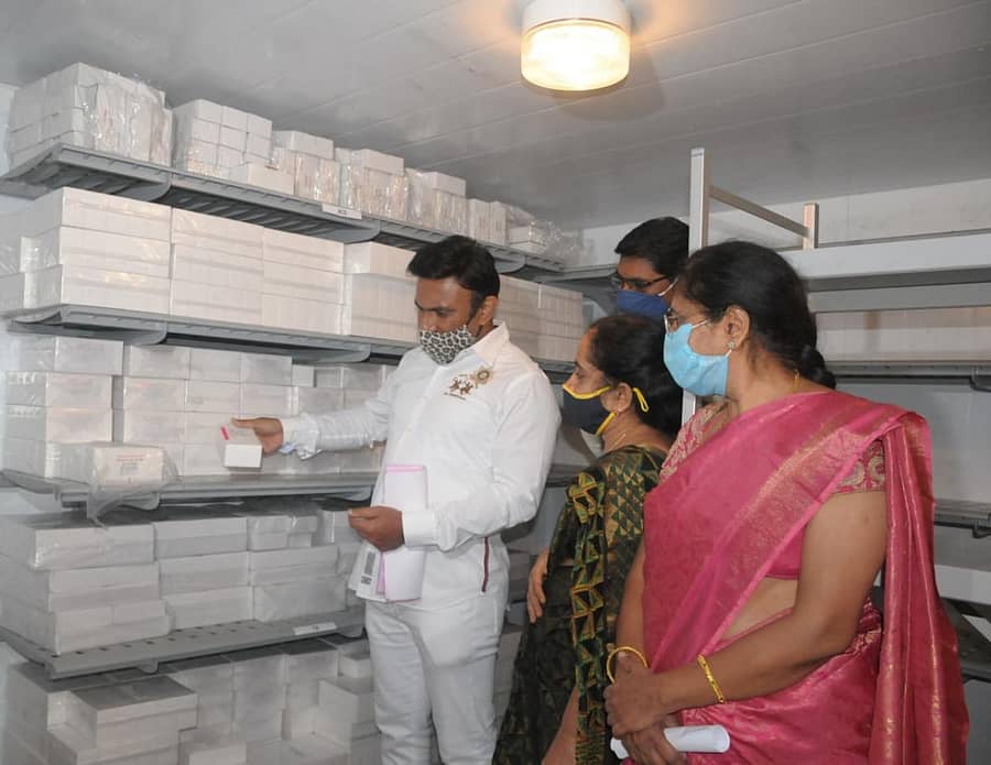 ಕೋವಿಡ್ ಲಸಿಕೆ ದಾಸ್ತಾನು ಕೇಂದ್ರದಲ್ಲಿ ಡಾ.ಕೆ. ಸುಧಾಕರ್ ಪರಿಶೀಲನೆ ನಡೆಸಿದರು