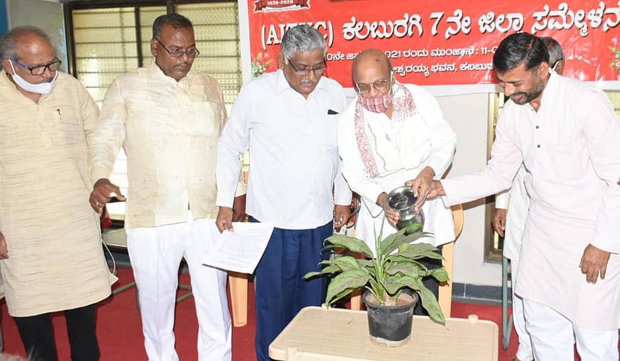 ಕಲಬುರ್ಗಿಯಲ್ಲಿ ಭಾನುವಾರ ನಡೆದ ಎಐಟಿಯುಸಿ 7ನೇ ಜಿಲ್ಲಾ ಸಮ್ಮೇಳನವನ್ನು ಕಾರ್ಮಿಕ ಮುಖಂಡರು ಉದ್ಘಾಟಿಸಿದರು. ಎಐಟಿಯುಸಿ ರಾಜ್ಯ ಸಮಿತಿ ಅಧ್ಯಕ್ಷ ಎಚ್.ವಿ.ಅನಂತಸುಬ್ಬರಾವ್, ಪ್ರಧಾನ ಕಾರ್ಯದರ್ಶಿ ಡಿ.ಎ.ವಿಜಯಭಾಸ್ಕರ ಇದ್ದರು