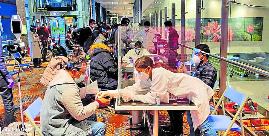 ಕೆಂಪೇಗೌಡ ಅಂತರರಾಷ್ಟ್ರೀಯ ವಿಮಾನ ನಿಲ್ದಾಣದಲ್ಲಿ ಬ್ರಿಟನ್‌ನಿಂದ ಬಂದವರನ್ನು ತಪಾಸಣೆ ಮಾಡಲಾಯಿತು.