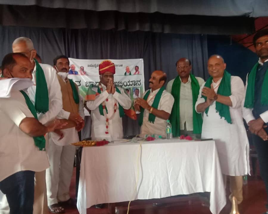 ಮಡಿಕೇರಿಯ ಭಾರತೀಯ ವಿದ್ಯಾಭವನದಲ್ಲಿ ರೈತ ಮೋರ್ಚಾದ ರೈತ ಜಾಗೃತಿ ಅಭಿಯಾನ ಮತ್ತು ಜಿಲ್ಲಾ ಕಾರ್ಯಕಾರಿಣಿಯಲ್ಲಿ ರೈತ ಮೋರ್ಚಾದ ಅಧ್ಯಕ್ಷ ಈರಣ್ಣ ಕಡಾಡಿ ಅವರನ್ನು ಸನ್ಮಾನಿಸಲಾಯಿತು