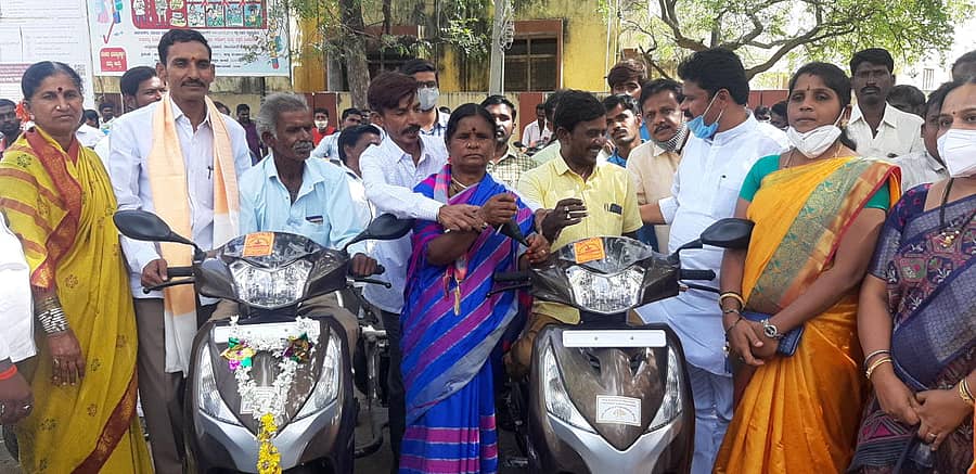 ರಾಯಚೂರಿನ ತಾಲ್ಲೂಕು ಪಂಚಾಯಿತಿ ಕಚೇರಿ ಆವರಣದಲ್ಲಿ ಸೋಮವಾರ ವಿಕಲಚೇತನರಿಗೆ ಯಂತ್ರಚಾಲಿತ ದ್ವಿಚಕ್ರವಾಹನ ವಿತರಣೆ ಮಾಡಲಾಯಿತು