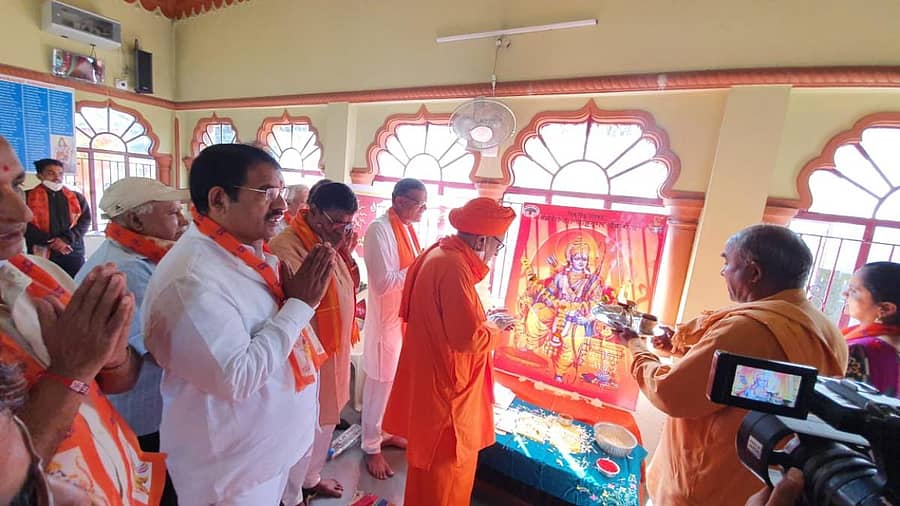 ಬೆಳಗಾವಿಯ ಉತ್ತರ ಮತ ಕ್ಷೇತ್ರದ ಶಾಹೂನಗರದ ಶಿವಾಲಯದಲ್ಲಿ ವಿಶ್ವ ಹಿಂದೂ ಪರಿಷತ್ನಿಂದ ಸೋಮವಾರ ಹಮ್ಮಿಕೊಂಡಿದ್ದ ಶ್ರೀರಾಮ ಮಂದಿರ ನಿಧಿ ಸಮರ್ಪಣಾ ಅಭಿಯಾನಕ್ಕೆ ಕಾರಂಜಿಮಠದ ಗುರುಸಿದ್ಧ ಸ್ವಾಮೀಜಿ ಚಾಲನೆ ನೀಡಿದರು