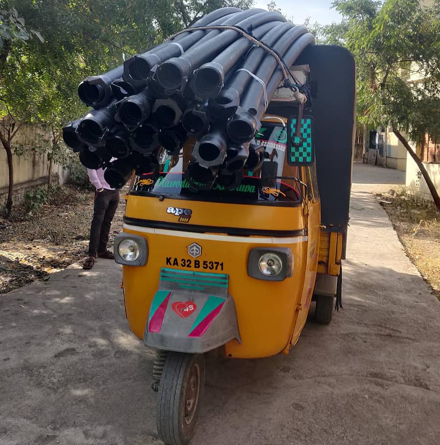 ಅಫಜಲಪುರ ರೈತ ಸಂಪರ್ಕ ಕೇಂದ್ರದಿಂದ ವ್ಯಕ್ತಿಯೊಬ್ಬರು ಸೋಮವಾರ ದುಬಾರಿ ದರ ನೀಡಿ ಖರೀದಿಸಿದ ಸ್ಪ್ರಿಂಕ್ಲರ್‌ ಸೆಟ್‌