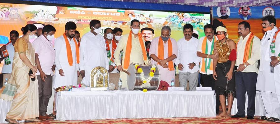 ಬಿಜೆಪಿ ರಾಜ್ಯ ಘಟಕದ ಅಧ್ಯಕ್ಷ ನಳಿನ್ ಕುಮಾರ್ ಕಟೀಲ್ ಅವರು ಡೋಲು ಬಡಿಯುವುದರ ಮೂಲಕ ಜನ ಸೇವಕ್ ಸಮಾವೇಶವನ್ನು ಉದ್ಘಾಟಿಸಿದರು