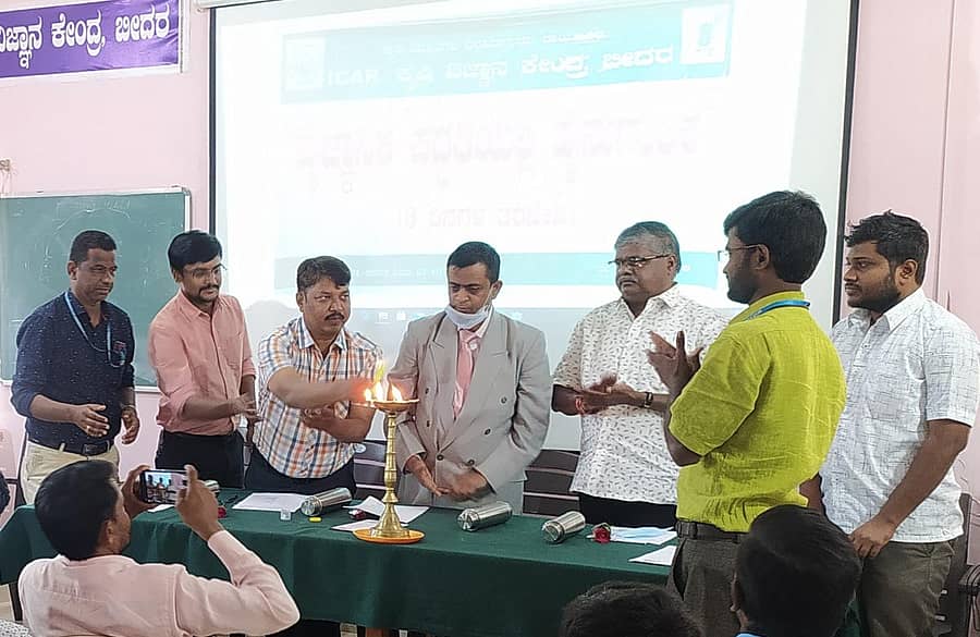 ಬೀದರ್ ತಾಲ್ಲೂಕಿನ ಜನವಾಡ ಸಮೀಪದ ಕೃಷಿ ವಿಜ್ಞಾನ ಕೇಂದ್ರದಲ್ಲಿ ಸೋಮವಾರ ಆರಂಭವಾದ ವೈಜ್ಞಾನಿಕ ಹೈನುಗಾರಿಕೆ ತರಬೇತಿ ಕಾರ್ಯಕ್ರಮವನ್ನು ಕೇಂದ್ರದ ಮುಖ್ಯಸ್ಥ ಡಾ. ಸುನೀಲಕುಮಾರ ಎನ್.ಎಂ. ಉದ್ಘಾಟಿಸಿದರು